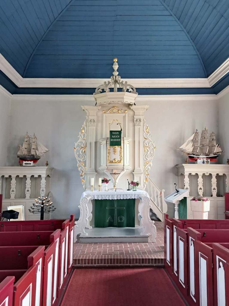 Deichkirche Carolinensiel, Innenraum, Altar, Votivschiffe