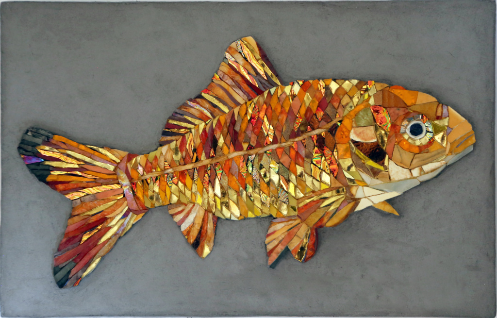 Mosaik "Goldfisch" aus Glas, Porzellan, Plastik, farbigen Spiegeln